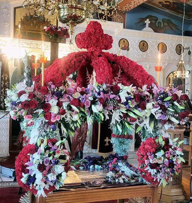 Με ευλάβεια και κατάνυξη: Ο φετινός στολισμός και η περιφορά του Επιταφίου (φωτογραφίες)